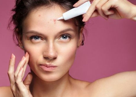 استفاده از محصولات ضد آکنه برای رفع جوش صورت
